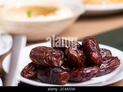 Date organiche crude pronte a mangiare Foto Stock