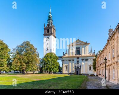 Cattedrale barocca di Santo Stefano con campanile in Piazza della Cattedrale a Litomerice, Repubblica Ceca. Foto Stock