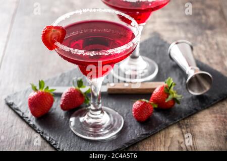 Cocktail margarita alla fragola in vetro su tavolo di legno. Foto Stock