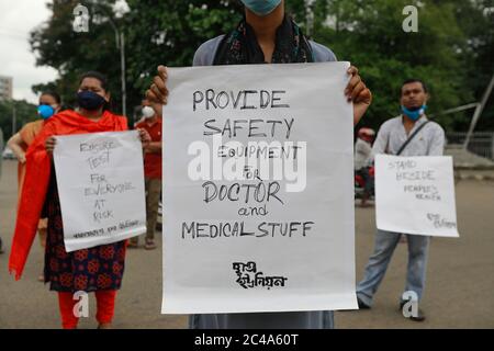 Dhaka, Bangladesh. 25 Giugno 2020. Le organizzazioni studentesche di sinistra del Bangladesh si riuniscono in una manifestazione di protesta contro la corruzione nel settore medico durante la pandemia del coronavirus (COVID-19), a Dhaka, Bangladesh, 25 giugno 2020. Credit: Suvra Kanti Das/ZUMA Wire/Alamy Live News Foto Stock