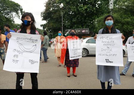 Dhaka, Bangladesh. 25 Giugno 2020. Le organizzazioni studentesche di sinistra del Bangladesh si riuniscono in una manifestazione di protesta contro la corruzione nel settore medico durante la pandemia del coronavirus (COVID-19), a Dhaka, Bangladesh, 25 giugno 2020. Credit: Suvra Kanti Das/ZUMA Wire/Alamy Live News Foto Stock