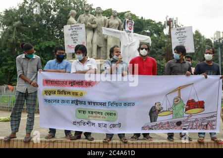 Dhaka, Bangladesh. 25 Giugno 2020. Le organizzazioni studentesche di sinistra del Bangladesh si riuniscono in una manifestazione di protesta contro la corruzione nel settore medico durante la pandemia del coronavirus (COVID-19), a Dhaka, Bangladesh, 25 giugno 2020. Credit: Suvra Kanti Das/ZUMA Wire/Alamy Live News Foto Stock