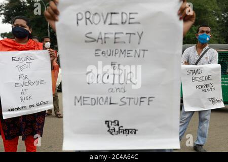 Dhaka, Bangladesh. 25 Giugno 2020. Le organizzazioni studentesche di sinistra del Bangladesh si riuniscono in una manifestazione di protesta contro la corruzione nel settore medico durante la pandemia del coronavirus (COVID-19), a Dhaka, Bangladesh, 25 giugno 2020. Credit: Suvra Kanti Das/ZUMA Wire/Alamy Live News Foto Stock