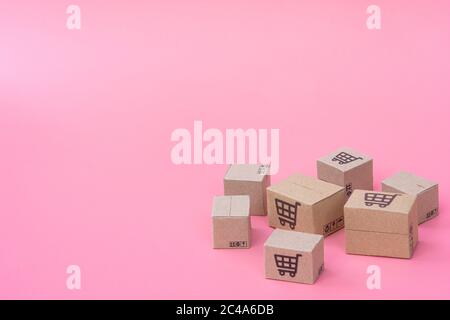 Concetto di shopping : cartoni o scatole di carta su sfondo rosa. I consumatori di shopping online possono acquistare da casa e servizio di consegna. Con spazio copia Foto Stock
