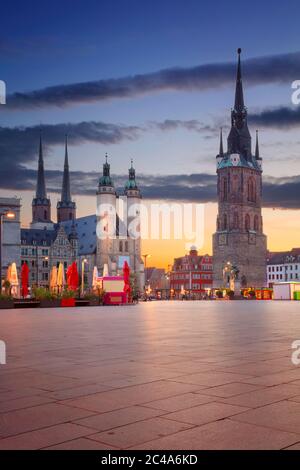 Halle, Germania. Immagine del centro storico di Halle (Saale) con la Torre Rossa e il mercato durante il tramonto spettacolare. Foto Stock