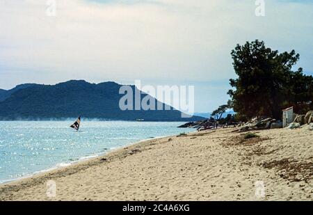 Archivistica immagini scansionate di una Corsica andata. Windsurf accanto alla spiaggia Foto Stock