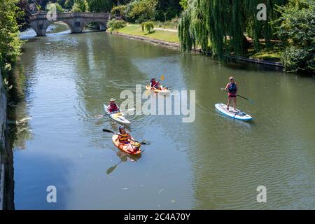 Cambridge, Regno Unito. 25 Giugno 2020. Le persone apprezzano l'onda di calore sulla River Cam quando le temperature aumentano al di sopra dei 30 gradi centigradi. Il fiume è molto tranquillo a causa della chiusura della maggior parte delle aziende punzonatrici durante il blocco del coronavirus. Ci sono anche avvertimenti di raggi ultravioletti elevati nel tempo meno inquinato estivo. Credit: Julian Eales/Alamy Live News Foto Stock