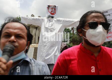 Dhaka, Bangladesh. 25 Giugno 2020. Le organizzazioni studentesche di sinistra del Bangladesh si riuniscono in una manifestazione di protesta contro la corruzione nel settore medico durante la pandemia del coronavirus (COVID-19), a Dhaka, Bangladesh, 25 giugno 2020. Credit: Suvra Kanti Das/ZUMA Wire/Alamy Live News Foto Stock