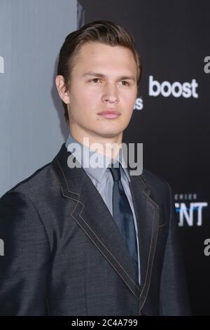 Ansel Elgort partecipa alla prima "Insurgent" di New York della serie divergente al Teatro Ziegfeld il 16 marzo 2015 a New York City. Foto Stock