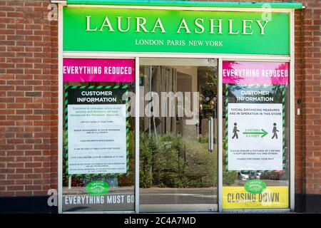 Brentwood Essex 25 giugno 2020 Laura Ashley Brentwood detiene una chiusura della vendita come parte del suo crollo in amministrazione. Credit: Ian Davidson/Alamy Live News Foto Stock