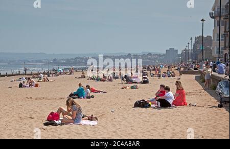 Portobello, Edimburgo, Scozia, Regno Unito. 25 giugno 2020. 2° giorno di tempo molto caldo anche se più fresco per iniziare con una brezza fresca come ha cominciato a riscaldare vapore ha cominciato a salire dalla sabbia bagnata causando una foschia, temperatura ha raggiunto 20 gradi all'ora di pranzo, più persone fuori prima di là erano ieri, Luppolyusing schermo solare per proteggerli dai raggi UV più alti che gli agenti atmosferici stanno avvertendo circa. Foto Stock