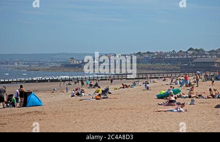 Portobello, Edimburgo, Scozia, Regno Unito. 25 giugno 2020. 2° giorno di tempo molto caldo anche se più fresco per iniziare con una brezza fresca come ha cominciato a riscaldare vapore ha cominciato a salire dalla sabbia bagnata causando una foschia, temperatura ha raggiunto 20 gradi all'ora di pranzo, più persone fuori prima di là erano ieri, Luppolyusing schermo solare per proteggerli dai raggi UV più alti che gli agenti atmosferici stanno avvertendo circa. Foto Stock