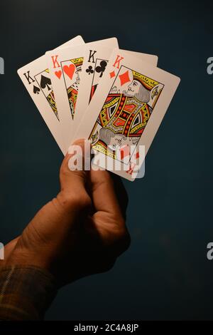 TIKAMGARH, MADHYA PRADESH, INDIA - 15 DICEMBRE 2019: Mano che tiene tutti i re della carta da gioco. Foto Stock