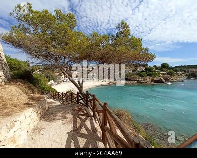 Scale e gradini percorso pedonale vuoto recintato con ringhiere in legno conduce alla spiaggia di Benisa. Giorno estivo soleggiato, nessuna gente. Benissa città in Costa Blanca, Foto Stock