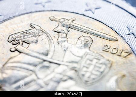 Due monete euro macro dettaglio con stemmi lituani dettaglio . Lituano 2 euro moneta macro vista. Primo piano della moneta europea. Profondità ridotta Foto Stock