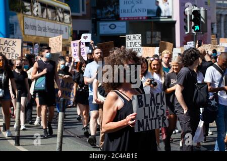 Dublino / Irlanda - 1 giugno 2020 : migliaia di persone hanno marciato attraverso Dublino in solidarietà con i manifestanti Black Lives Matter negli Stati Uniti. Foto Stock