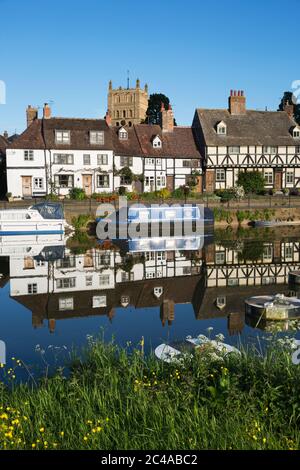 Cottage e Tewkesbury Abbey sul fiume Avon, Tewkesbury, Gloucestershire, Inghilterra, Regno Unito, Europa Foto Stock