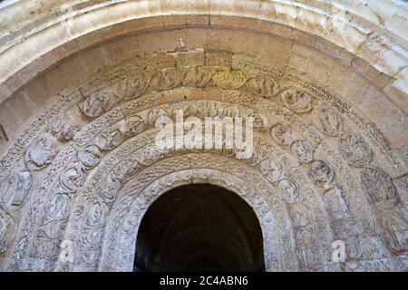 Sculture sulla porta principale di Malmesbury Abbey, Malmesbury, Wiltshire, Regno Unito Foto Stock