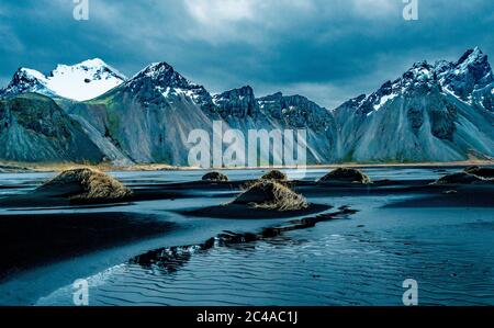 La catena montuosa di Vestrahorn, a est di Hofn, sulla costa sud-orientale dell'Islanda. La scena qui è fenomenale con la montagna come molte montagne Foto Stock