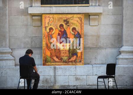 Londra, Regno Unito. 25 giugno 2020. Un uomo si trova nel nuovo Giardino delle preghiere all'aperto nel cortile di St Martin-in-the-Fields, Trafalgar Square, dove tutti sono invitati a meditare, pregare e scoprire la pace e la tranquillità nel cuore di Londra. Il governo britannico ha rilassato le restrizioni di blocco pandemiche del coronavirus che consentono la preghiera comunitaria dal 4 luglio. Attualmente, molte chiese offrono servizi online alle loro congregazioni. Credit: Stephen Chung / Alamy Live News Foto Stock