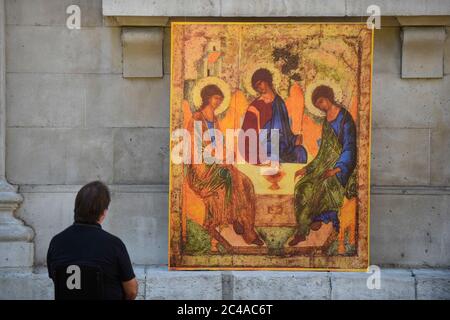 Londra, Regno Unito. 25 giugno 2020. Un uomo si trova nel nuovo Giardino delle preghiere all'aperto nel cortile di St Martin-in-the-Fields, Trafalgar Square, dove tutti sono invitati a meditare, pregare e scoprire la pace e la tranquillità nel cuore di Londra. Il governo britannico ha rilassato le restrizioni di blocco pandemiche del coronavirus che consentono la preghiera comunitaria dal 4 luglio. Attualmente, molte chiese offrono servizi online alle loro congregazioni. Credit: Stephen Chung / Alamy Live News Foto Stock