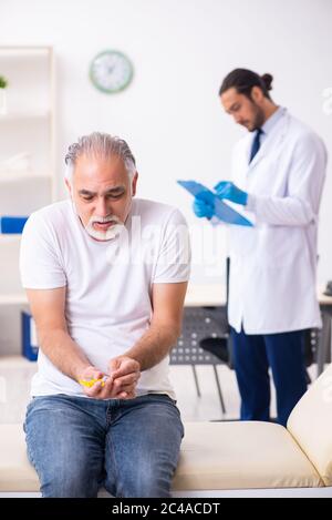 Paziente che soffre del diabete che visita il medico Foto Stock