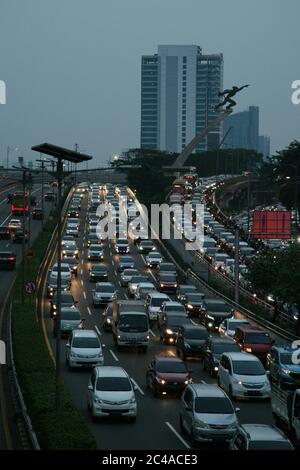 Giacarta, Indonesia. 25 Giugno 2020. Un certo numero di veicoli sono bloccati nel traffico sulla strada a pedaggio della città interna e sulla MT Haryono Road, Pancoran, Giacarta, giovedì 25 giugno 2020. Le attività di ufficio hanno cominciato a riprendersi durante la transizione delle restrizioni sociali su larga scala (PSBB), come uno dei fattori scatenanti della densità di traffico sulle strade della città delle madri. Un aumento del numero di veicoli privati e delle politiche pari-dispari che non sono ancora in vigore, ha innescato anche la densità del traffico. (Foto di Kuncoro Widyo Rumpoko/Pacific Press) Credit: Pacific Press Agency/Alamy Live News Foto Stock