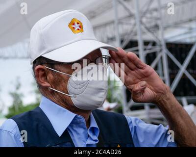 Cheorwon, Corea del Sud. 25 Giugno 2020. Un veterano della guerra coreana saluta in una cerimonia commemorativa del 70° anniversario dell'inizio della guerra coreana il 25 giugno 2020 a Cheorwon, Corea del Sud. Foto di Thomas Maresca/UPI Credit: UPI/Alamy Live News Foto Stock