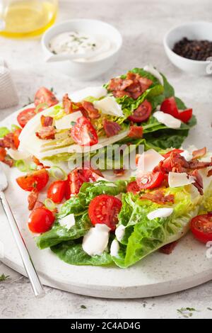 Lattuga romana condito con pomodoro pancetta parmigiano, salsa. sano cheto paleo dieta pranzo Foto Stock