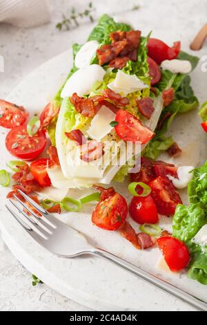 Lattuga romana condito con pomodoro pancetta parmigiano, salsa. sano cheto paleo dieta pranzo Foto Stock