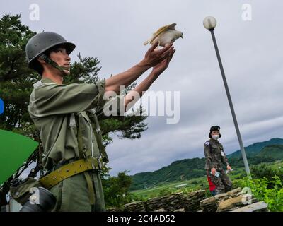 Cheorwon, Corea del Sud. 25 Giugno 2020. Un soldato rilascia una colomba come gesto di pace in una cerimonia commemorativa del 70° anniversario dell'inizio della guerra di Corea il 25 giugno 2020 a Cheorwon, Corea del Sud. Foto di Thomas Maresca/UPI Credit: UPI/Alamy Live News Foto Stock