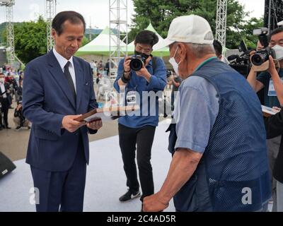 Cheorwon, Corea del Sud. 25 Giugno 2020. Il governatore della provincia di Gangwon Choi Moon-Soon presenta presto un veterano con una targa in occasione di un evento commemorativo del 70° anniversario dell'inizio della guerra di Corea, il 25 giugno 2020 a Cheorwon, Corea del Sud. Foto di Thomas Maresca/UPI Credit: UPI/Alamy Live News Foto Stock