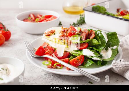 Lattuga romana condito con pomodoro pancetta parmigiano, salsa. sano cheto paleo dieta pranzo Foto Stock