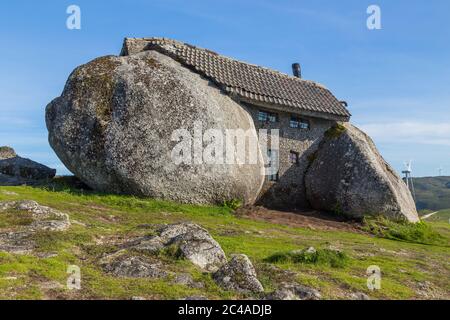 Casa do Penedo, una casa costruita tra enormi rocce sulla cima di una montagna a Fafe, Portogallo. Comunemente considerata una delle case più strane del mondo. Foto Stock