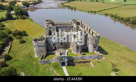 Veduta aerea del Castello di Carew, Carew, Pembrokeshire, Regno Unito Foto Stock