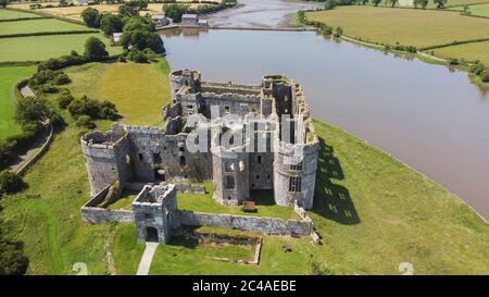 Veduta aerea del Castello di Carew, Carew, Pembrokeshire, Regno Unito Foto Stock