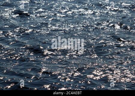 Superficie scintillante di acque blu intenso. Onde morbide, ondulazione dell'acqua per lo sfondo Foto Stock