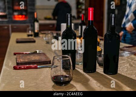 Il concetto di consumo di vino. Bottiglie di vino, bicchieri. Bottiglie di vino con spazio per scrivere.spazio per scrivere il testo. Foto Stock