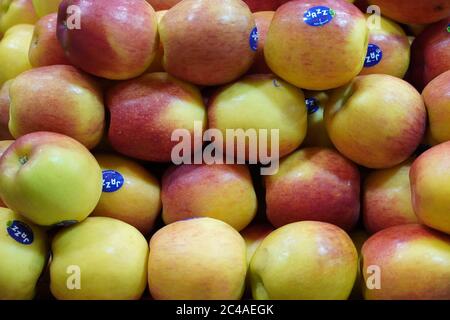 Dubai Emirati Arabi Uniti - Novembre 2019: Mazzo di mele nel supermercato. Apple ha messo in vendita scaffali nel supermercato. Mele fresche mature esposte splendidamente. Foto Stock