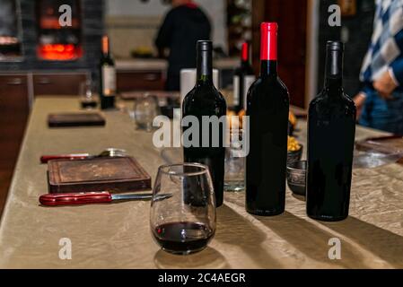 Il concetto di consumo di vino. Bottiglie di vino, bicchieri. Bottiglie di vino con spazio per scrivere.spazio per scrivere il testo. Foto Stock