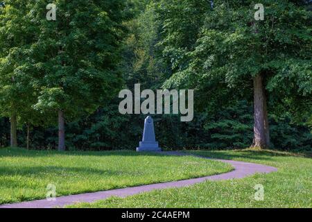 Natchez Trace Parkway, Tennessee, USA - 17 giugno 2020: Momument ricorda quei soldati che sono stati sepolti lungo la traccia Old Natchez nella guerra di Foto Stock