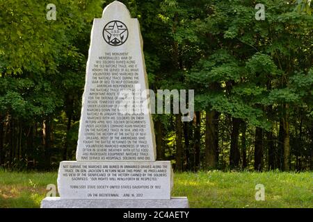 Natchez Trace Parkway, Tennessee, USA - 17 giugno 2020: Il monumento ricorda i soldati che sono stati sepolti lungo la traccia Old Natchez nella guerra di Foto Stock