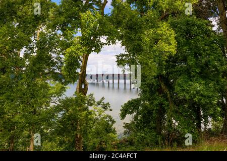 Vista panoramica dalle rive del fiume Tennessee e dal ponte che lo attraversa sulla Natchez Trace parkway nel Tennessee Foto Stock