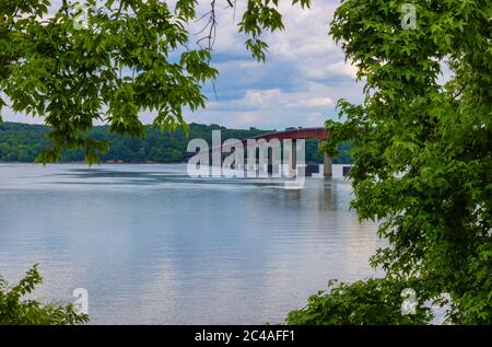 Vista panoramica dalle rive del fiume Tennessee e dal ponte che lo attraversa sulla Natchez Trace parkway nel Tennessee Foto Stock