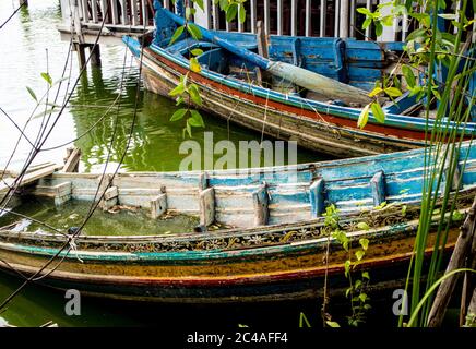 Vecchia barca decadente e annegata nel lago Foto Stock