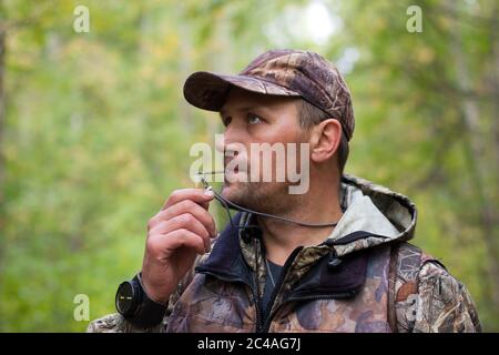 hunter con una chiamata grouse Foto Stock