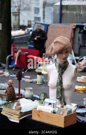 Gli oggetti vintage e i mobili per la vendita al mercato di strada