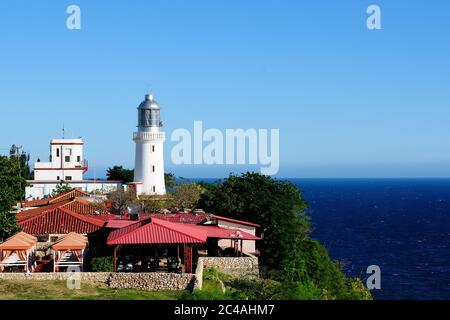 Vista sul faro di Santiago de Cuba dal forte Castillo de San Pedro de la Roca Foto Stock
