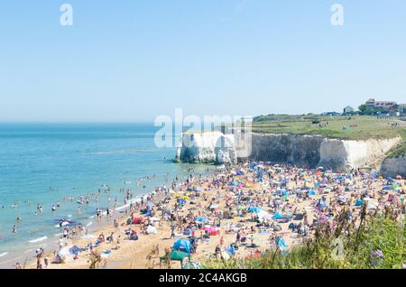 Broadstairs, Kent, Inghilterra - nonostante le restrizioni di blocco dovute al Coronavirus, le folle si riuniscono sulla spiaggia di sabbia il giorno più caldo dell'anno Foto Stock