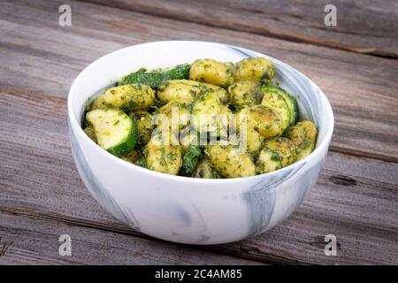 pasta di gnocchi di patate con zucchine e pesto di basilico fresco fatto in casa Foto Stock